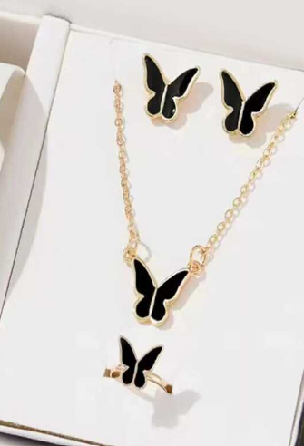 COLLAR MARIPOSA NEGRA + ARETES